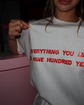 Tricou cu slogan și lanț alb la spate