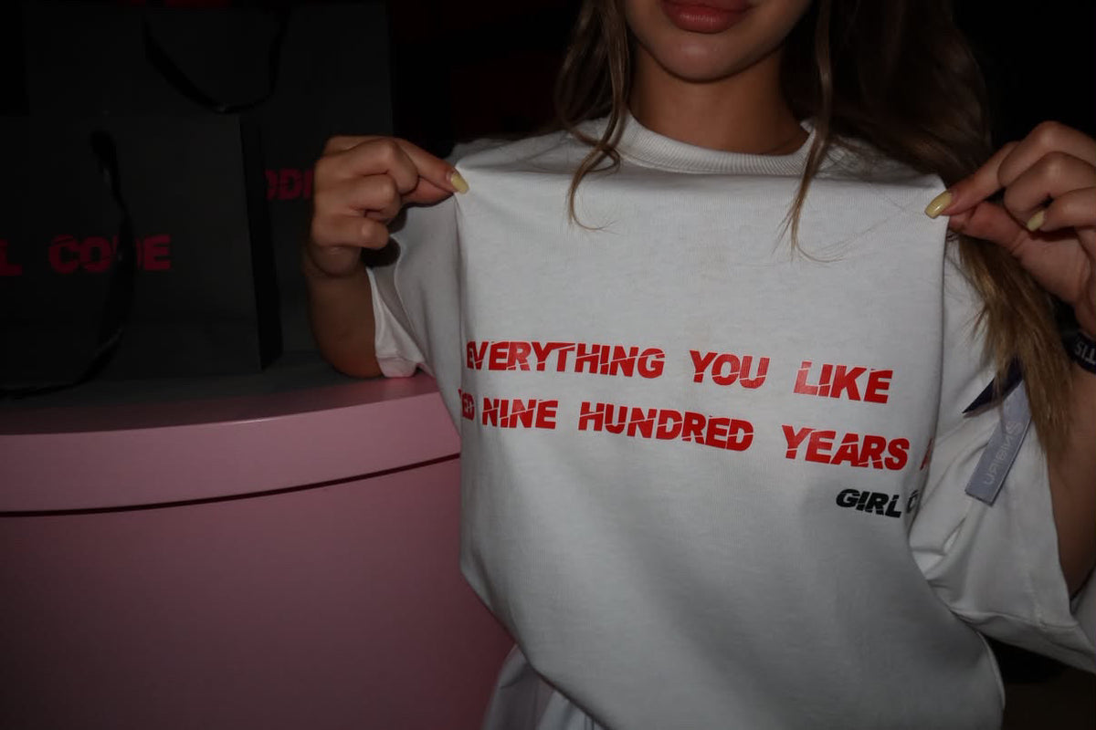 Tricou cu slogan și lanț alb la spate