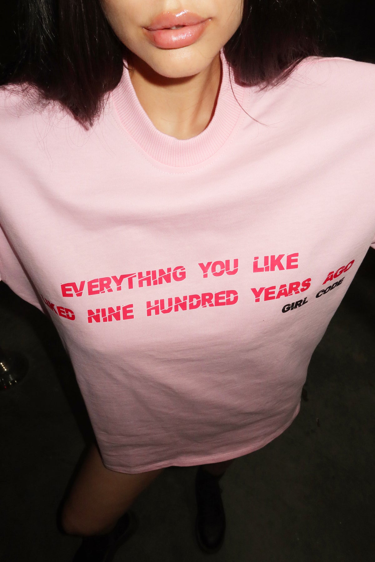 Tricou roz cu slogan si lanturi la spate