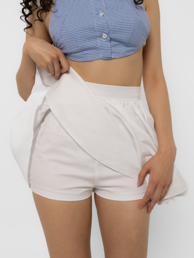 Full gathered volume of the white cotton poplin mini skirt in movement