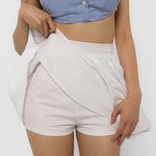 Full gathered volume of the white cotton poplin mini skirt in movement