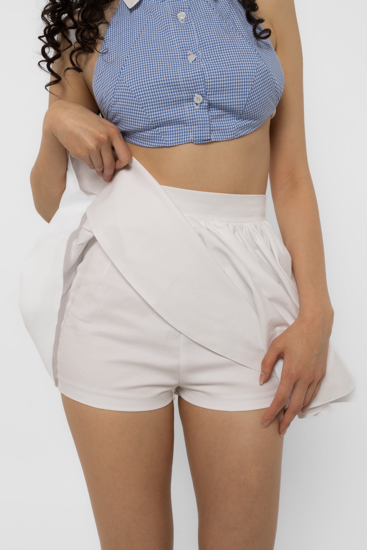 Full gathered volume of the white cotton poplin mini skirt in movement